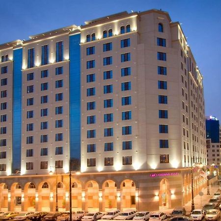 Crowne Plaza Madinah By Ihg Hotell Medina Eksteriør bilde The hotel at night