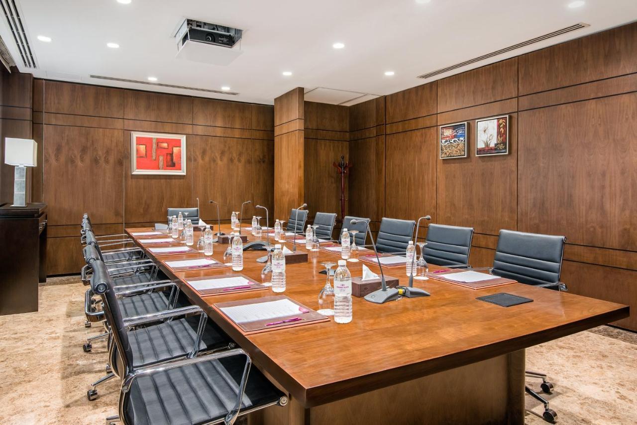 Crowne Plaza Madinah By Ihg Hotell Medina Eksteriør bilde Boardroom at the Taj Mahal Palace