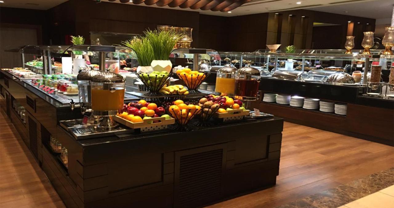 Crowne Plaza Madinah By Ihg Hotell Medina Eksteriør bilde The buffet at the hotel
