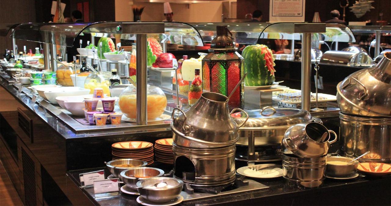 Crowne Plaza Madinah By Ihg Hotell Medina Eksteriør bilde A buffet at a hotel