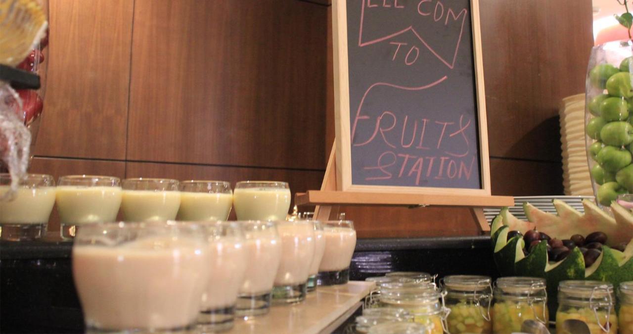 Crowne Plaza Madinah By Ihg Hotell Medina Eksteriør bilde A fruit station at a buffet