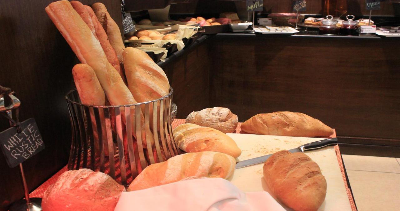 Crowne Plaza Madinah By Ihg Hotell Medina Eksteriør bilde Bread at a bakery
