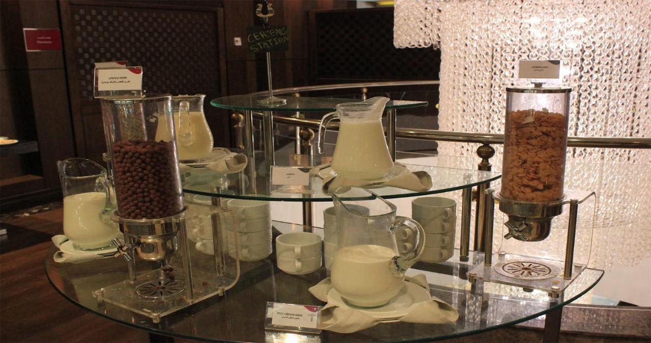 Crowne Plaza Madinah By Ihg Hotell Medina Eksteriør bilde A coffee station with various types of milk