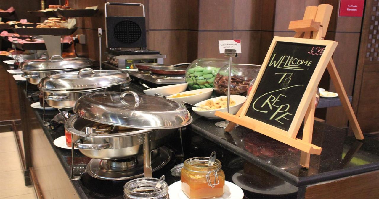 Crowne Plaza Madinah By Ihg Hotell Medina Eksteriør bilde A buffet at a hotel