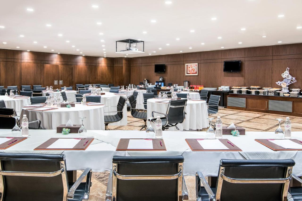 Crowne Plaza Madinah By Ihg Hotell Medina Eksteriør bilde Meeting room