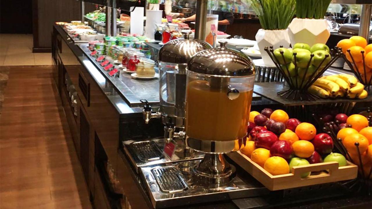 Crowne Plaza Madinah By Ihg Hotell Medina Eksteriør bilde A juice dispenser