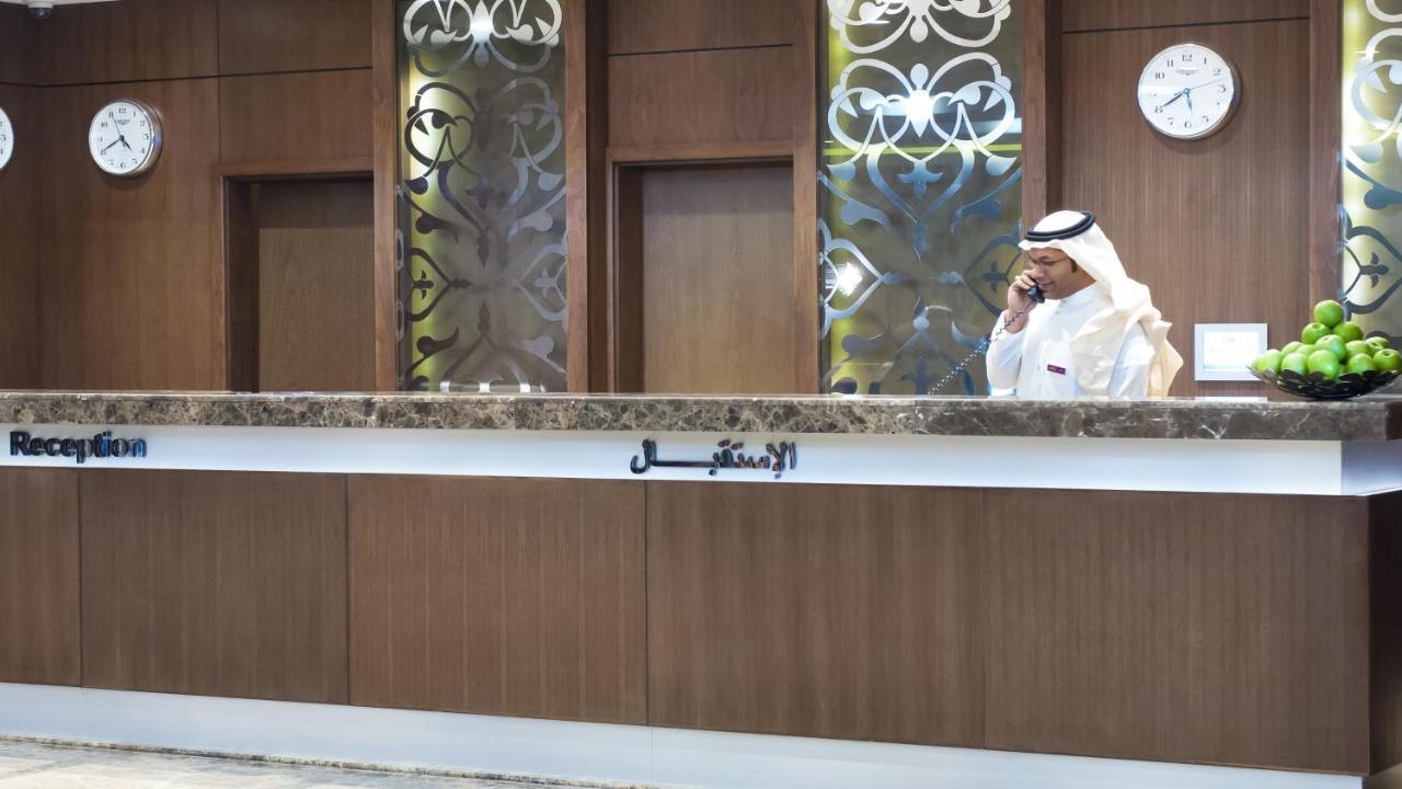 Crowne Plaza Madinah By Ihg Hotell Medina Eksteriør bilde A hotel receptionist in the United Arab Emirates
