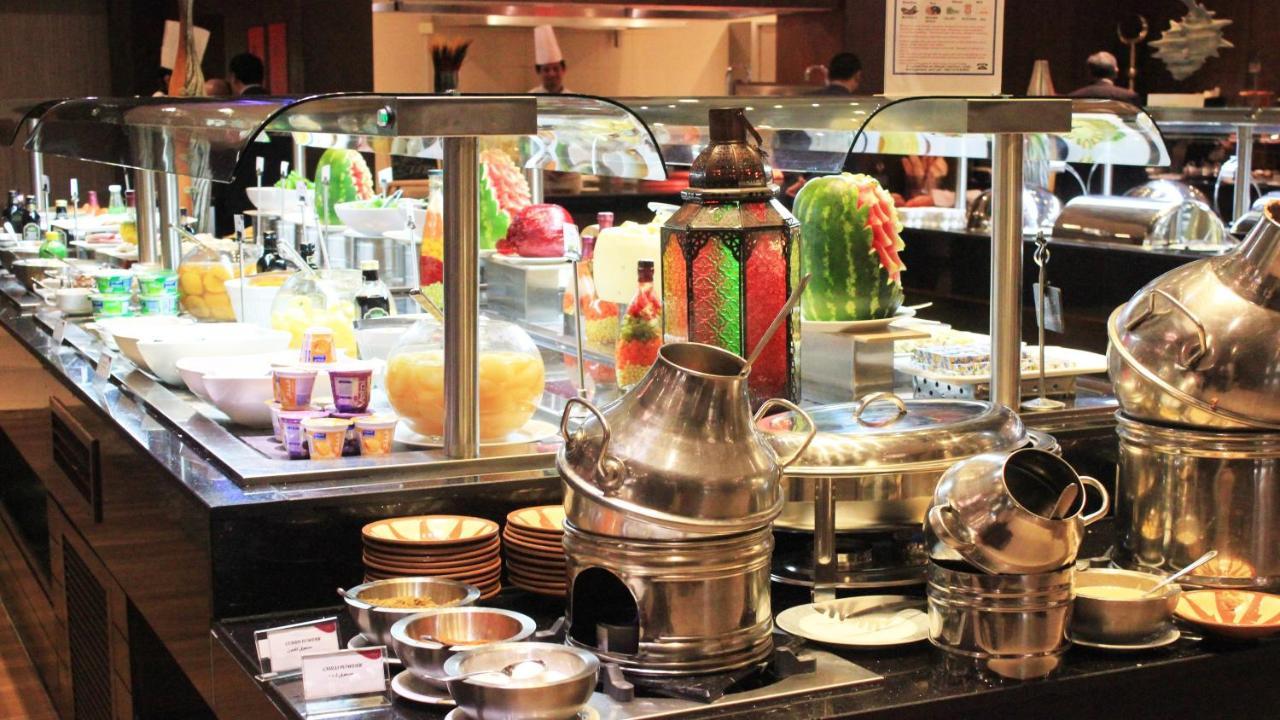 Crowne Plaza Madinah By Ihg Hotell Medina Eksteriør bilde A chafing dish