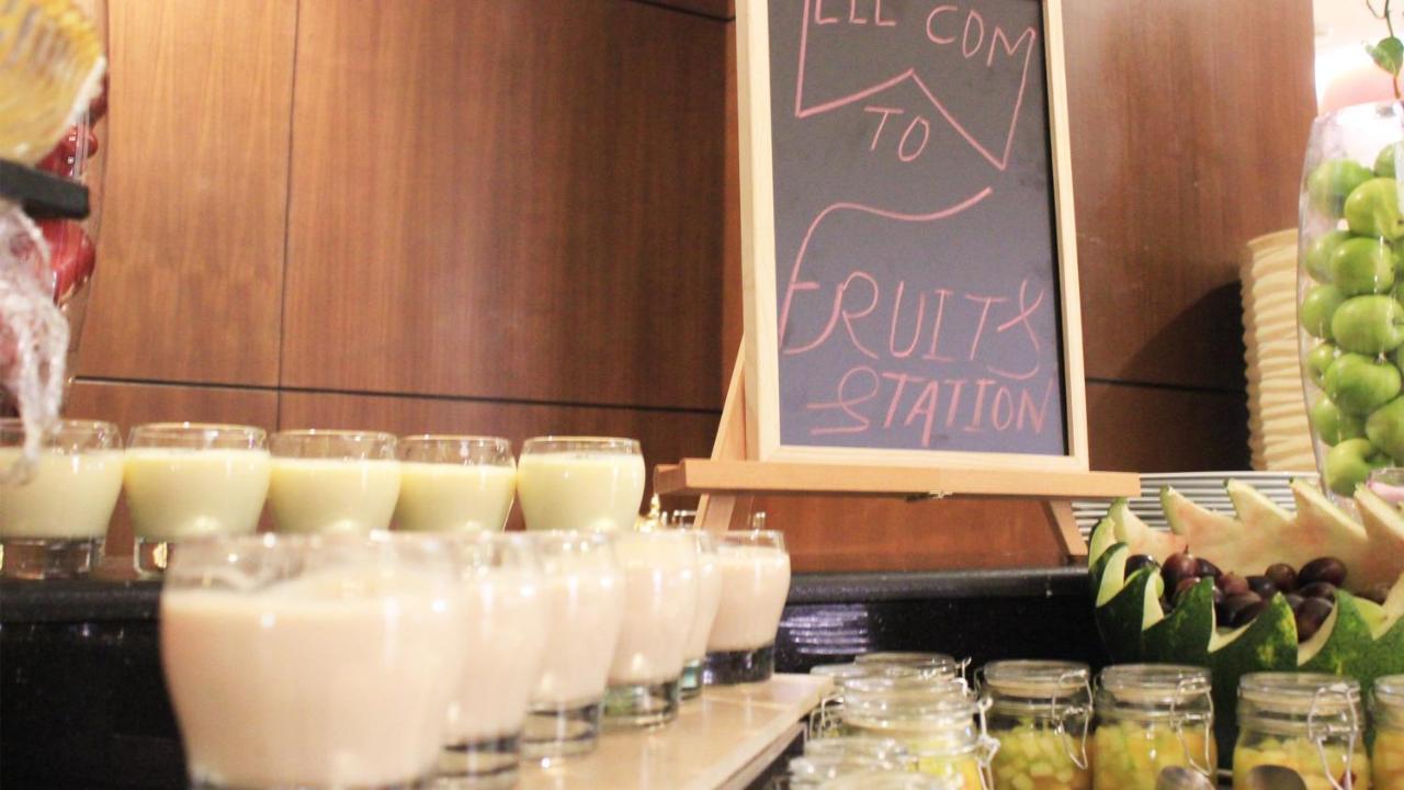 Crowne Plaza Madinah By Ihg Hotell Medina Eksteriør bilde Welcome drink at a hotel