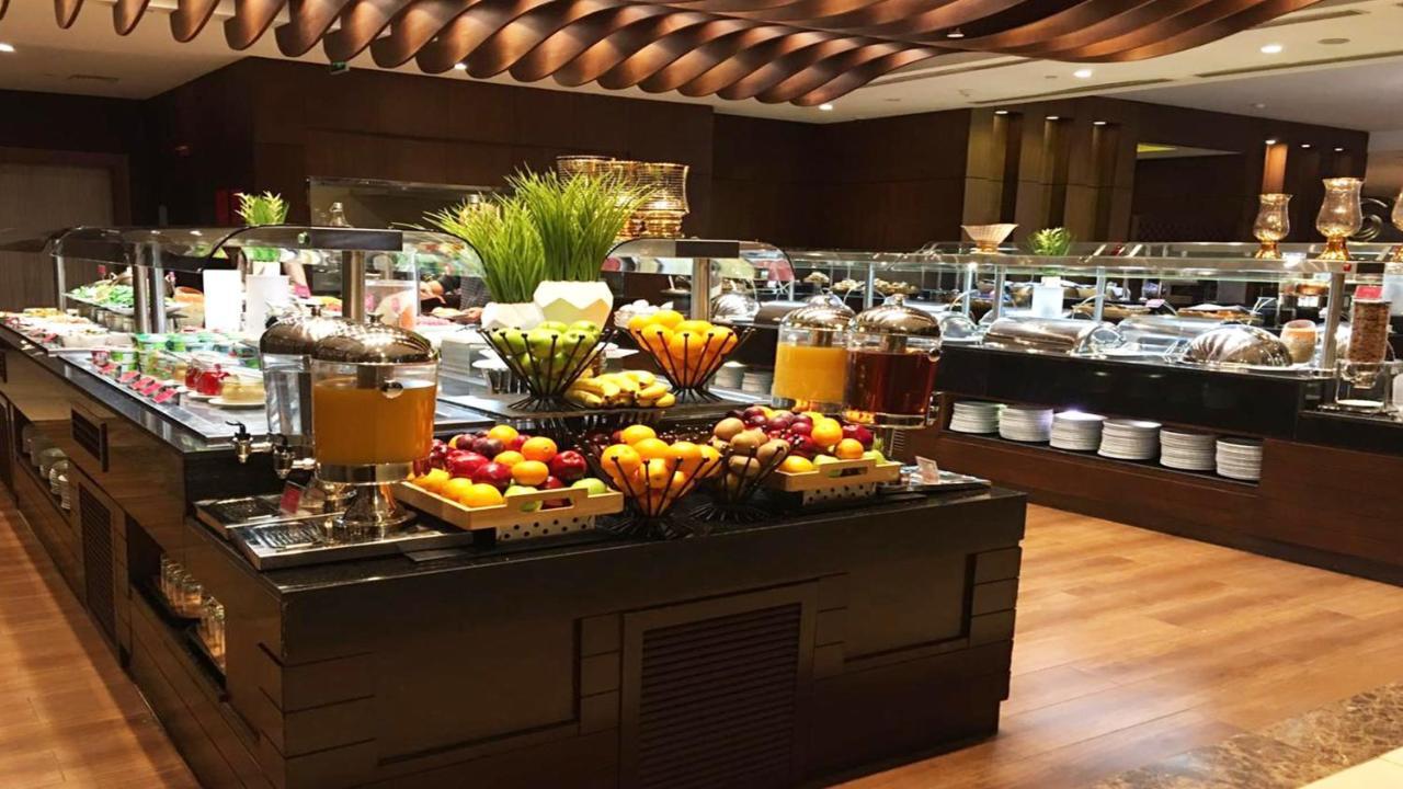 Crowne Plaza Madinah By Ihg Hotell Medina Eksteriør bilde The buffet at the hotel