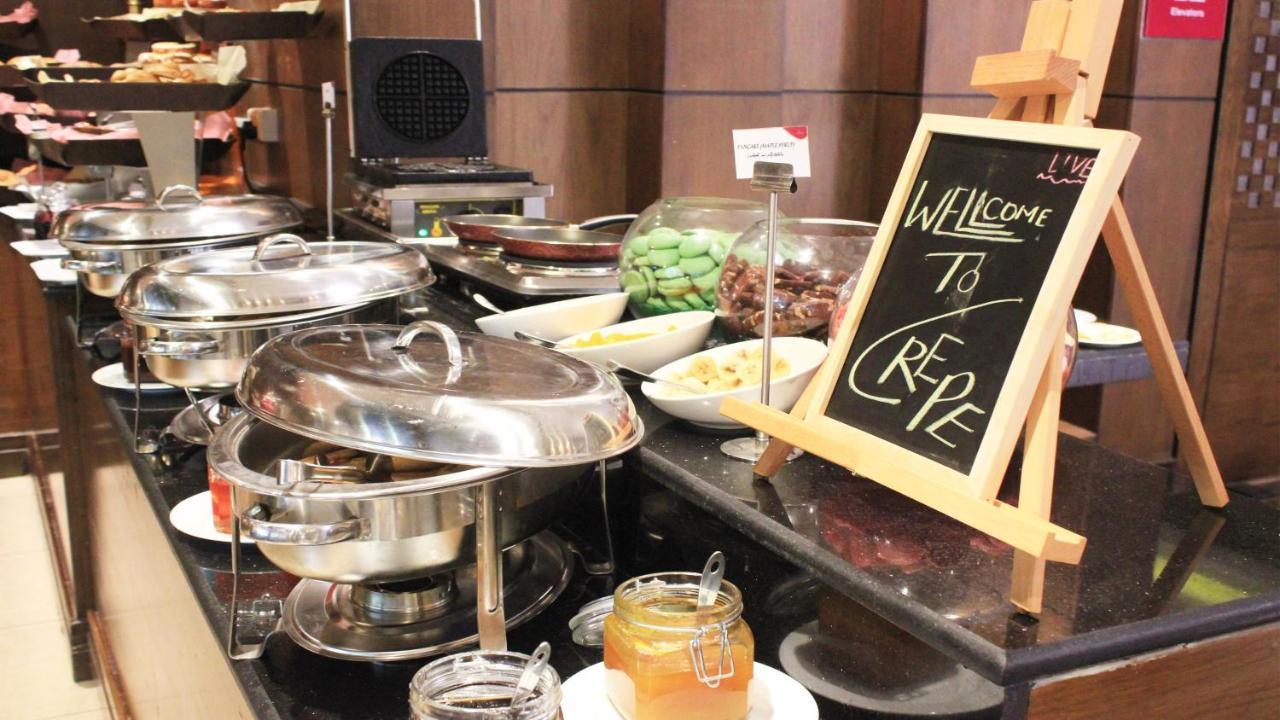 Crowne Plaza Madinah By Ihg Hotell Medina Eksteriør bilde A buffet at a hotel