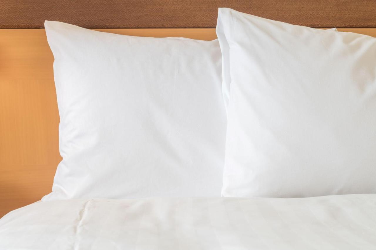 Crowne Plaza Madinah By Ihg Hotell Medina Eksteriør bilde Two pillows on a bed
