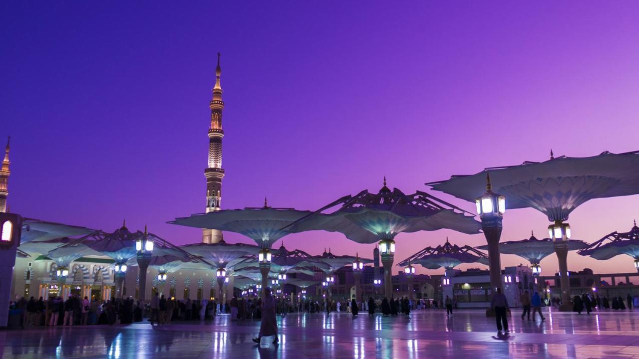 Crowne Plaza Madinah By Ihg Hotell Medina Eksteriør bilde The Prophet's Mosque at night