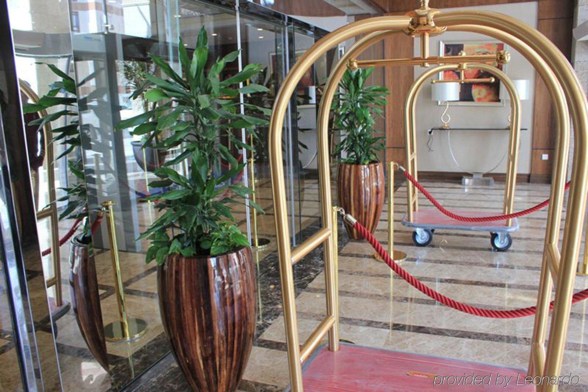 Crowne Plaza Madinah By Ihg Hotell Medina Eksteriør bilde Luggage trolleys