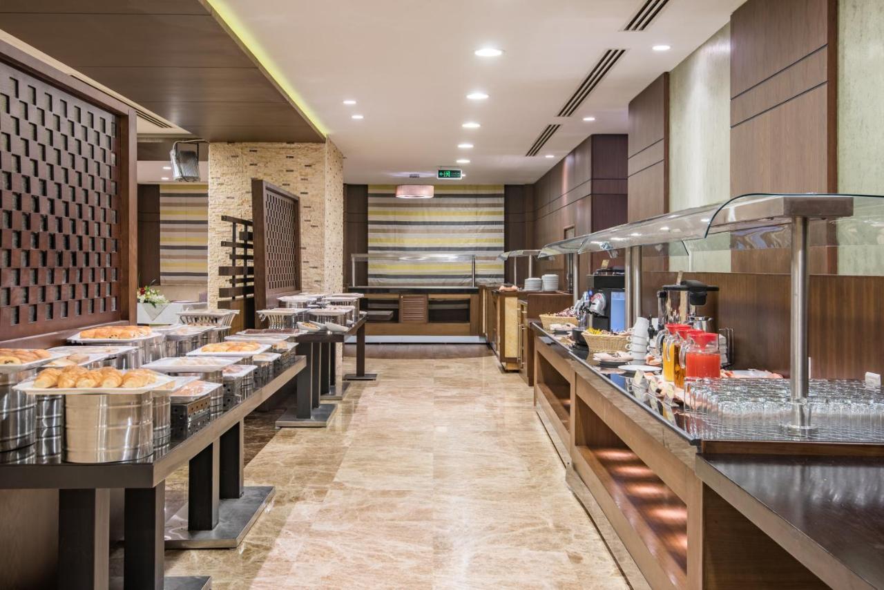 Crowne Plaza Madinah By Ihg Hotell Medina Eksteriør bilde The buffet at the lounge