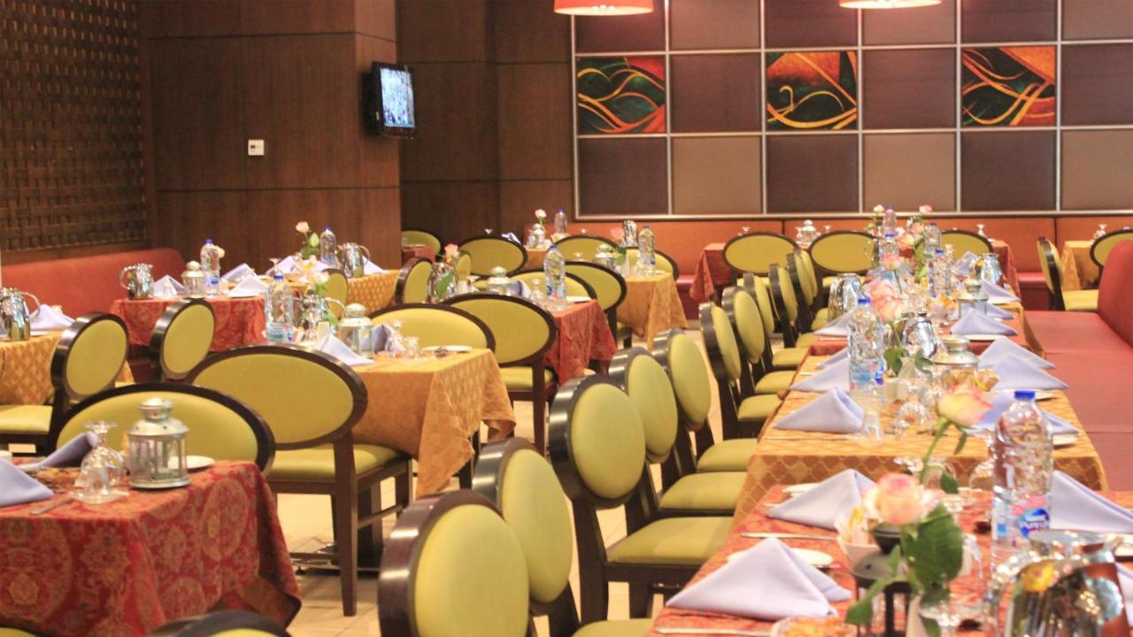 Crowne Plaza Madinah By Ihg Hotell Medina Eksteriør bilde The interior of the restaurant