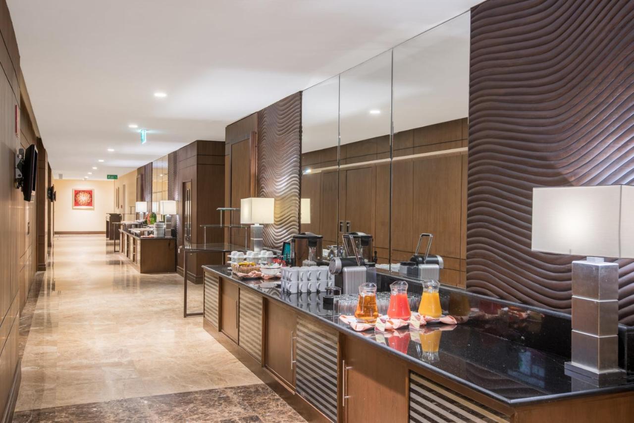 Crowne Plaza Madinah By Ihg Hotell Medina Eksteriør bilde The lounge at the airport