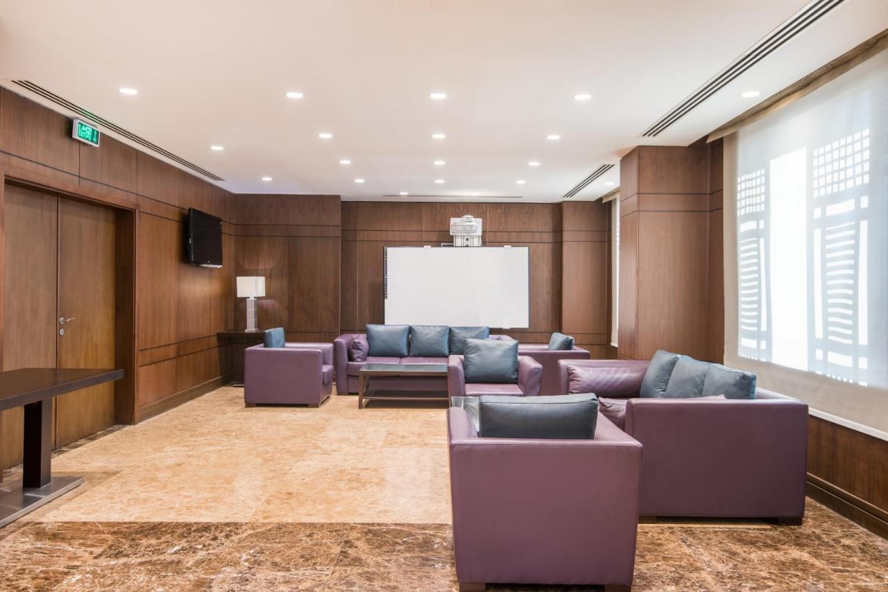 Crowne Plaza Madinah By Ihg Hotell Medina Eksteriør bilde The lounge at the airport