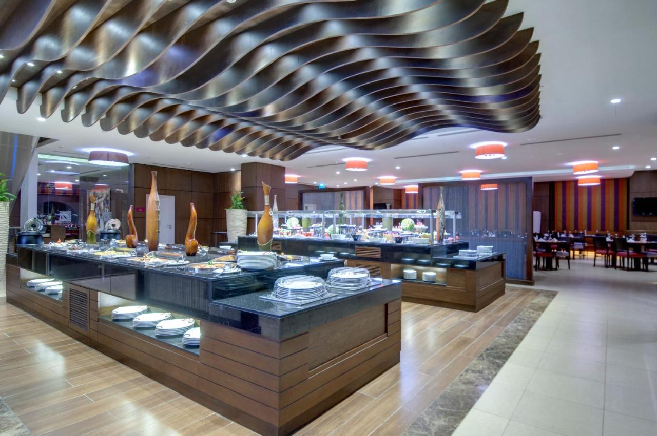 Crowne Plaza Madinah By Ihg Hotell Medina Eksteriør bilde The buffet at the Grand Hyatt Hotel, Dubai
