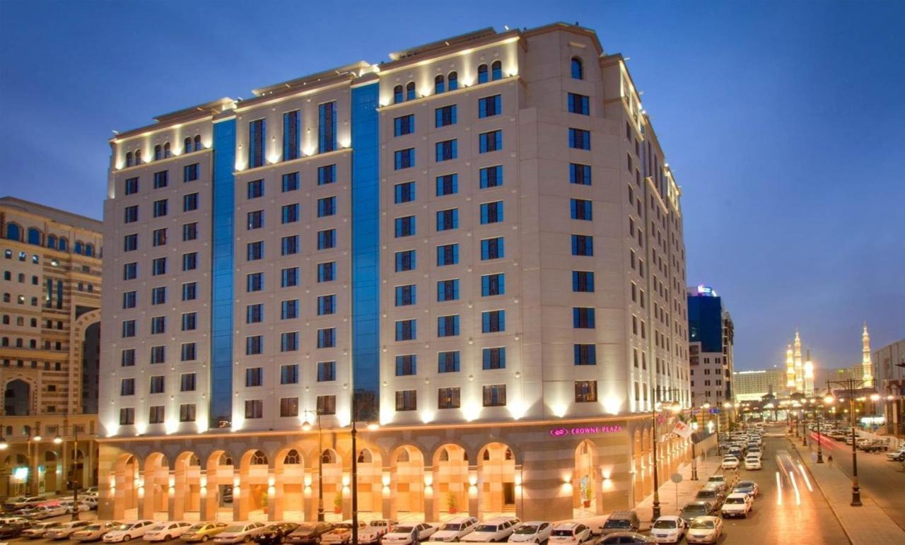 Crowne Plaza Madinah By Ihg Hotell Medina Eksteriør bilde The hotel at night
